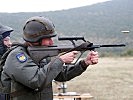 Major Markus Lameraner bei der Schußabgabe... (Bild öffnet sich in einem neuen Fenster)
