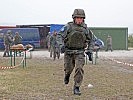 Ein Wettkämpfer auf dem Weg zum Schießen. (Bild öffnet sich in einem neuen Fenster)