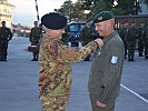 Generalmajor Miglietta überreicht Brigadier Waldner die Einsatzmedaille. (Bild öffnet sich in einem neuen Fenster)