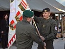 Oberst Rudolf Zauner übernimmt die Insignie. (Bild öffnet sich in einem neuen Fenster)
