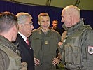 Heinz Fischer im Gespräch mit Soldaten. (Bild öffnet sich in einem neuen Fenster)