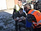 Übungsszenario: Ein Verletzter wird von Militärpolizisten geborgen. (Bild öffnet sich in einem neuen Fenster)
