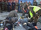 Training: Stabilisierung einer verletzen Soldatin. (Bild öffnet sich in einem neuen Fenster)