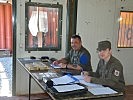 Ausfassen der Munition für Sturmgewehr und Pistole. (Bild öffnet sich in einem neuen Fenster)