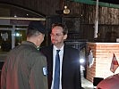 Der Kontingentskommandant begrüßt den neuen Botschafter. (Bild öffnet sich in einem neuen Fenster)