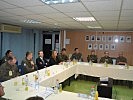 Oberst Zauner informiert die Gäste über die Lage im Kosovo. (Bild öffnet sich in einem neuen Fenster)