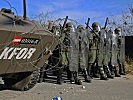 Die Soldaten nehmen Aufstellung mit einem "Pandur"-Radpanzer. (Bild öffnet sich in einem neuen Fenster)