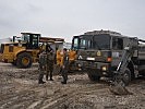 Schweizer und österreichische Soldaten bei einer Projekt-Besprechung. (Bild öffnet sich in einem neuen Fenster)