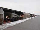 Öffnen der Bahnwaggons, Entzurren der "Pandur". (Bild öffnet sich in einem neuen Fenster)