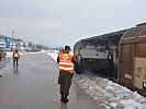 Die Radpanzer werden aus dem Waggon entladen. (Bild öffnet sich in einem neuen Fenster)