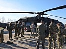 Die Verfahren beim MEDEVAC-Taining werden besprochen. (Bild öffnet sich in einem neuen Fenster)