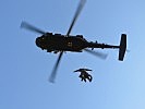 Seilwindentraining: Sanitäter im Einsatz. (Bild öffnet sich in einem neuen Fenster)