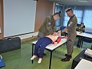 Erklärung der Herzmassage durch einen ausgebildeten Sanitäter. (Bild öffnet sich in einem neuen Fenster)