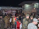Internationale Besucher erfreuten sich bei Punsch und Maroni. (Bild öffnet sich in einem neuen Fenster)