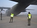 Die C-130 "Hercules" trifft am Militärflughafen in Pristina ein. (Bild öffnet sich in einem neuen Fenster)