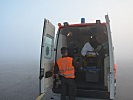 Der Verletzte wird vom Notfallkrankenwagen in die Maschine gebracht. (Bild öffnet sich in einem neuen Fenster)