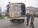 Das CIMIC-Team beim Abladen der Spendengüter. (Bild öffnet sich in einem neuen Fenster)