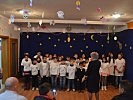 Die Kinder singen für ihre Gäste. (Bild öffnet sich in einem neuen Fenster)