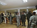 Amerikanische/österreichische Soldaten vor der Weihnachtmesse. (Bild öffnet sich in einem neuen Fenster)