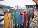 Die Soldaten als Sternsinger auf ihrer Tour durch die KFOR-Camps. (Bild öffnet sich in einem neuen Fenster)