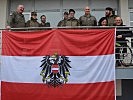 Gemeinschaftsfoto vor dem Haus des Liaison Monitoring Team. (Bild öffnet sich in einem neuen Fenster)