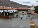 Zwei Wachposten vor dem Kloster Decani. (Bild öffnet sich in einem neuen Fenster)