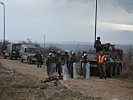 Ein Radpanzer "Pandur" mit den Soldaten. (Bild öffnet sich in einem neuen Fenster)