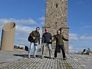 Die Band vor dem serbischen Monument am Amselfeld. (Bild öffnet sich in einem neuen Fenster)