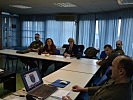 Oberstleutnant Unterbrunner weist die Gäste in die Lage im Kosovo ein. (Bild öffnet sich in einem neuen Fenster)