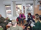 Moosmaier, Mitte, mit Mitarbeiterinnen des "Kosova Women"s Network". (Bild öffnet sich in einem neuen Fenster)