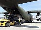 Gerät wird in eine C-130 "Hercules" verladen. (Bild öffnet sich in einem neuen Fenster)