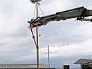 Mit Hilfe eines Krans wurde der Maibaum im Camp aufgestellt. (Bild öffnet sich in einem neuen Fenster)