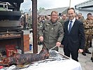 Oberst Staudacher und Botschafter Pfandler eröffneten das Buffet. (Bild öffnet sich in einem neuen Fenster)