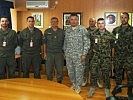 KFOR-Stabschef, Brigadier Boyles, zeichnete die Teammitglieder aus. (Bild öffnet sich in einem neuen Fenster)