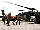 Sanitätspersonal des österreichischen und schweizer Kontingents übten... (Bild öffnet sich in einem neuen Fenster)