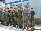 Die internationale MP-Truppe mit Diensthund bei der Eröffnungsfeier. (Bild öffnet sich in einem neuen Fenster)