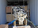 Ein "Pandur"-Motor wird in den Container verladen. (Bild öffnet sich in einem neuen Fenster)