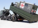Ein Sanitätspinzgauer wird für den Transport nach Österreich vorbereitet. (Bild öffnet sich in einem neuen Fenster)