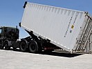 Versorgungscontainer aus der Heimat werden abgeladen. (Bild öffnet sich in einem neuen Fenster)