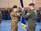 Brigadier Christian Riener bei der Übernahme der NATO-Insignie. (Bild öffnet sich in einem neuen Fenster)