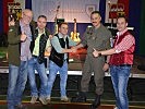 Weichselberger bedankte sich bei der Band nach dem gelungenem Auftritt. (Bild öffnet sich in einem neuen Fenster)