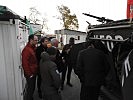 Bundesrat Dörfler, 3.v.l., sieht sich in einen "Pandur"-Radpanzer an. (Bild öffnet sich in einem neuen Fenster)