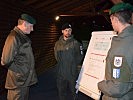 Hauptmann Kiedl, r., erläutert die Situation in Peja. (Bild öffnet sich in einem neuen Fenster)