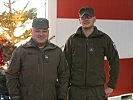 V.l.: Vater und Sohn Pirker verbringen Weihnachten gemeinsam im Kosovo. (Bild öffnet sich in einem neuen Fenster)