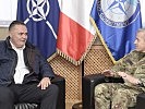 Doskozil mit dem KFOR-Kommandanten, Generalmajor Giovanni Fungo. (Bild öffnet sich in einem neuen Fenster)
