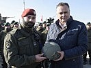 Minister Doskozil überreichte neue Kampfhelme. (Bild öffnet sich in einem neuen Fenster)