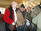 Alfred Hold und Oberleutnant Otmar Gabelar verteilen die Spenden. (Bild öffnet sich in einem neuen Fenster)
