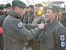 Die Soldatinnen und Soldaten erhielten die Einsatzmedaille. (Bild öffnet sich in einem neuen Fenster)