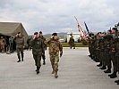Abschreiten der Front: Generalmajor Fungo und Brigadier Lattacher. (Bild öffnet sich in einem neuen Fenster)