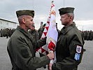 Brigadier Lattacher übergibt die Insignie an Oberst Prieler. (Bild öffnet sich in einem neuen Fenster)